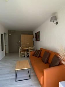 Posedenie v ubytovaní Joli T2 Résidence du Golf avec terrasse