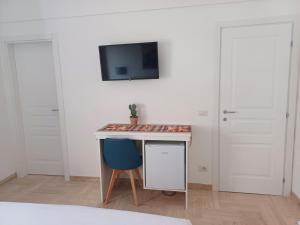 a room with a desk with a monitor and a chair at La Casa di Pitti in Anacapri