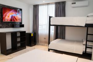 Voodi või voodid majutusasutuse Manta Surf Hotel toas