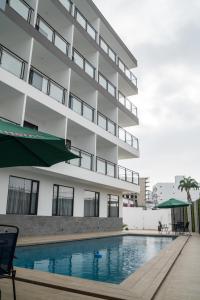 Bazén v ubytování Manta Surf Hotel nebo v jeho okolí