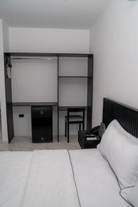 Voodi või voodid majutusasutuse Manta Surf Hotel toas