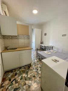 una cocina con 2 camas y una mesa en una habitación en Apartments Viareggio, en Viareggio