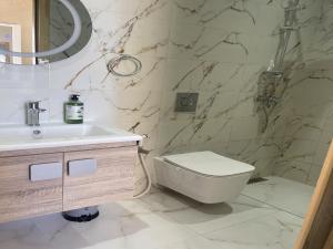 un baño con inodoro y lavabo en Suite sea view, en Essaouira
