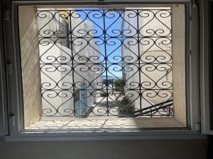 Una vista de una ventana con una puerta. en Suite sea view, en Essaouira