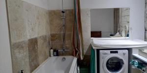 Ένα μπάνιο στο Charmant 3 pièces à Sommières +7 φωτογραφίες