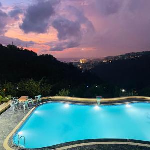 een zwembad met een zonsondergang op de achtergrond bij Altelal Travel in Trabzon