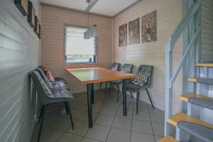 a small room with a table and chairs at Ferienhaus "Bären Ecke" am See im Bergland in Kirchheim