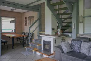 a living room with a couch and a fireplace at Ferienhaus "Bären Ecke" am See im Bergland in Kirchheim