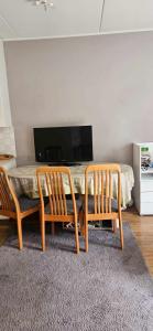 Televisyen dan/atau pusat hiburan di Good location by the Easton