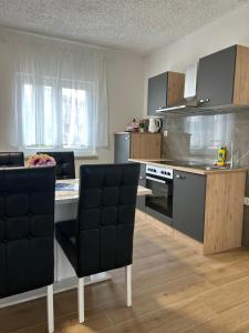 Η κουζίνα ή μικρή κουζίνα στο Gabriel III +22 φωτογραφίες