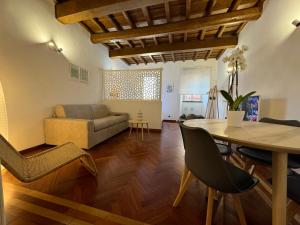 a living room with a table and a couch at Il Vicoletto Marino in Marino
