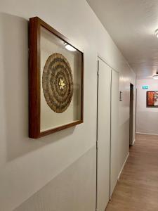 un corridoio con un'immagine incorniciata sul muro di Hotel De La Gare ad Aix-les-Bains