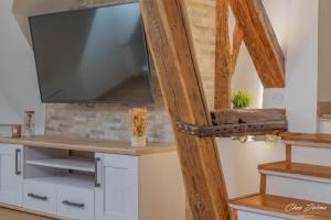 een woonkamer met een tv op een aanrecht bij Amboise et Volupté centre-ville in Amboise