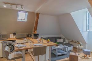 een keuken en een woonkamer met een tafel bij Amboise et Volupté centre-ville in Amboise