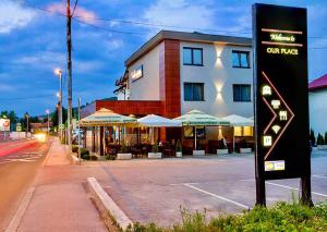 伊利扎Apartments "Our Place" Sarajevo的一家在建筑物前有招牌的酒店