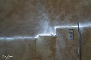 een badkamer met een douche met een licht aan de muur bij Amboise et Volupté centre-ville in Amboise +10 foto's