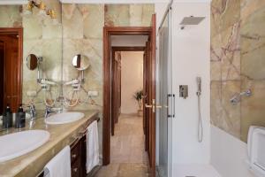 a bathroom with two sinks and a shower at Encantadora casa en el Casco Antiguo de Marbella in Marbella +37 photos