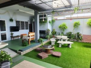Garður fyrir utan Hostel El Pretal