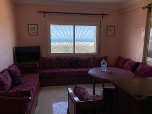 TV a/nebo společenská místnost v ubytování Appartement avec vue unique sur la plage