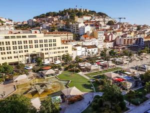 eine Luftaufnahme einer Stadt mit Gebäuden in der Unterkunft Costa do Castelo Terrace, em Rua dos Lagares 8 in Lissabon