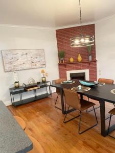 Χώρος καθιστικού στο 2 Bedroom Apt - Stylish, Modern, And Convenient!