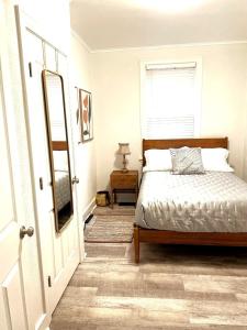 Ένα ή περισσότερα κρεβάτια σε δωμάτιο στο 2 Bedroom Apt - Stylish, Modern, And Convenient!