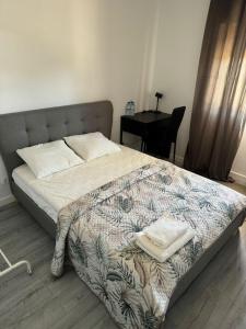 una camera da letto con un letto e una scrivania con una sedia di Spacious Bedroom In a Modern T3 Apartment a Costa da Caparica