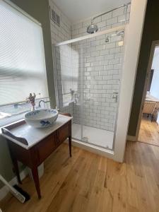 Et badeværelse på Large Beautiful Luxury City Centre Apartment on On Mill Rd - Walk to Station and City Centre + 58 billeder