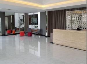 eine Lobby mit Rezeption und roten Stühlen in der Unterkunft M Town Residence Apartment Serpong 1 Bedroom in Pumpangsineng + 2 Fotos