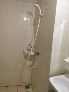 eine Dusche in einem Badezimmer mit Duschvorhang in der Unterkunft M Town Residence Apartment Serpong 1 Bedroom in Pumpangsineng