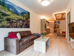 una sala de estar con un sofá y una mesa en Apart33 Top 2-2, en Haus im Ennstal
