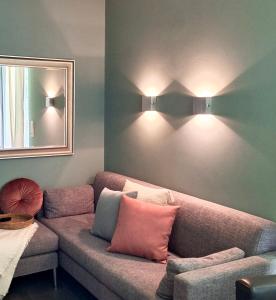 a living room with a couch and a mirror at Oase am See l 2 SZ l Familien und Hundefreundlich l Sauna I E-Ladesäule in Möhnesee