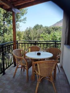 萨莫色雷斯Harmonia的阳台上配有桌椅的露台