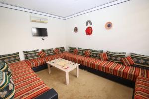 Una televisión o centro de entretenimiento en Guesthouse in Marrakech, Ourika