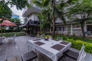 Taman di luar Basundhara Resort Pokhara