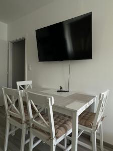 TV a/nebo společenská místnost v ubytování Greenside Suite + 2 fotografie