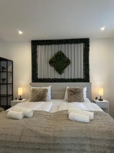 Postel nebo postele na pokoji v ubytování Greenside Suite