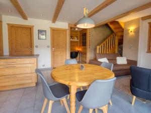 Część wypoczynkowa w obiekcie Duplex 2 chambres avec grande terrasse, animaux acceptés, à Samoëns - FR-1-642-77