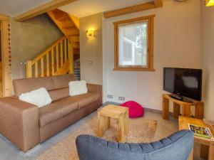 salon z kanapą i telewizorem w obiekcie Duplex 2 chambres avec grande terrasse, animaux acceptés, à Samoëns - FR-1-642-77 w mieście Samoëns