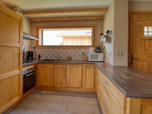 Kuchnia lub aneks kuchenny w obiekcie Duplex 2 chambres avec grande terrasse, animaux acceptés, à Samoëns - FR-1-642-77