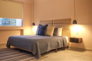 une chambre avec un lit avec des draps bleus et une fenêtre dans l'établissement Nayfer Suites, à Playa del Carmen 45 autres photos