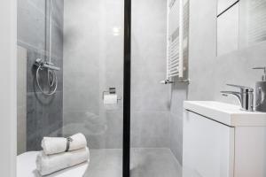 Kúpeľňa v ubytovaní Modern 70m Apartment With Private Garden Metro