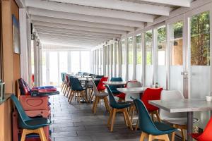 a row of tables and chairs in a restaurant at Pensjonat Złoto Bałtyku in Łeba