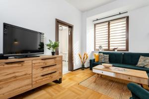 Televízia a/alebo spoločenská miestnosť v ubytovaní Peanut Premium Apartment Ochota