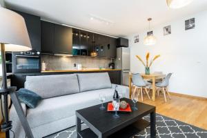 Kuchyňa alebo kuchynka v ubytovaní Modern 70m Apartment With Private Garden Metro + 23 fotografií