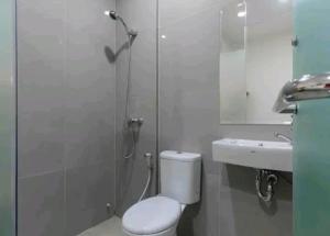 ParitHotel Holitel的带淋浴、马桶和水槽的浴室