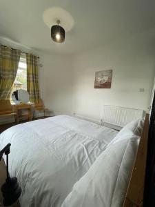 a bedroom with a white bed in a room at 2 Bedrooms Holiday home in Edinburgh near City Center in Edinburgh