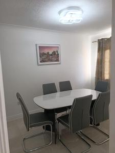una sala da pranzo con tavolo e sedie di Olashade Villa a Lucan