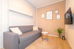 Χώρος καθιστικού στο Bright 2BR - 5th floor, Balcony, Free Parking by Gravity Prague