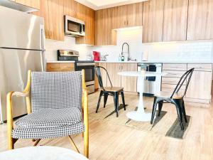 Una cocina con mesa y sillas y un refrigerador. en The Executive Getaway, en San Diego